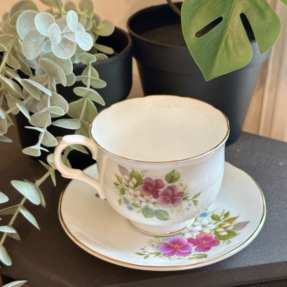 (SOLD) Set of 2 Vintage (1960) Sadler Wellington Purple Pansies Teacups & Saucer - Picture 2 of 8